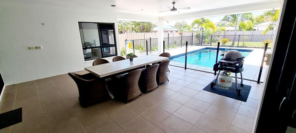 Edge Water 2 Minutes From the Beach With a Pool