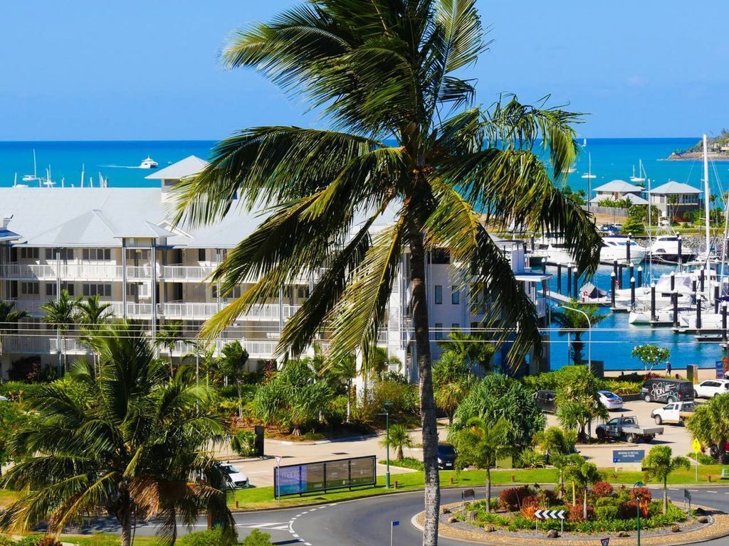 Ocean View Over Port of Airlie Wifi Pool