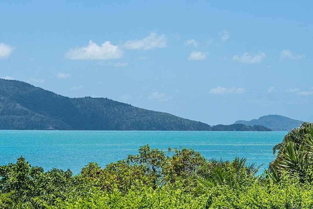 Lagoon Lodge 002 - Beautiful Beachfront Apartment