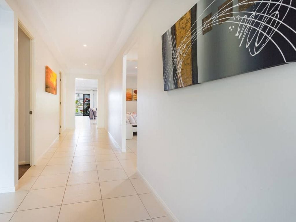 Large family house  · Cairns Beaches HOME With  Water View &BBQ Sleep 12