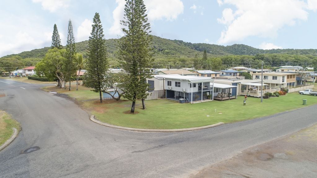 "the Deck" - Downstairs - Grasstree Beachfront Shacks