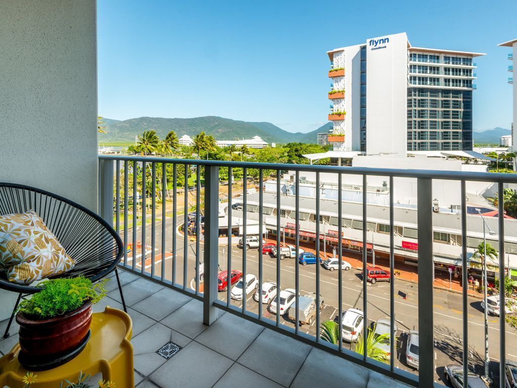 Stylish two Bedroom Condo With Harbour Views!
