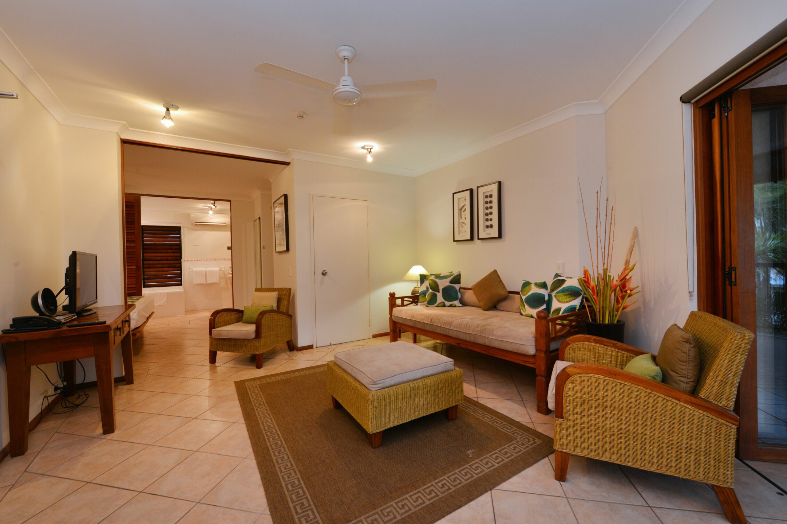 Balinese Style Apartment- Walking distance to all Port has to offer.