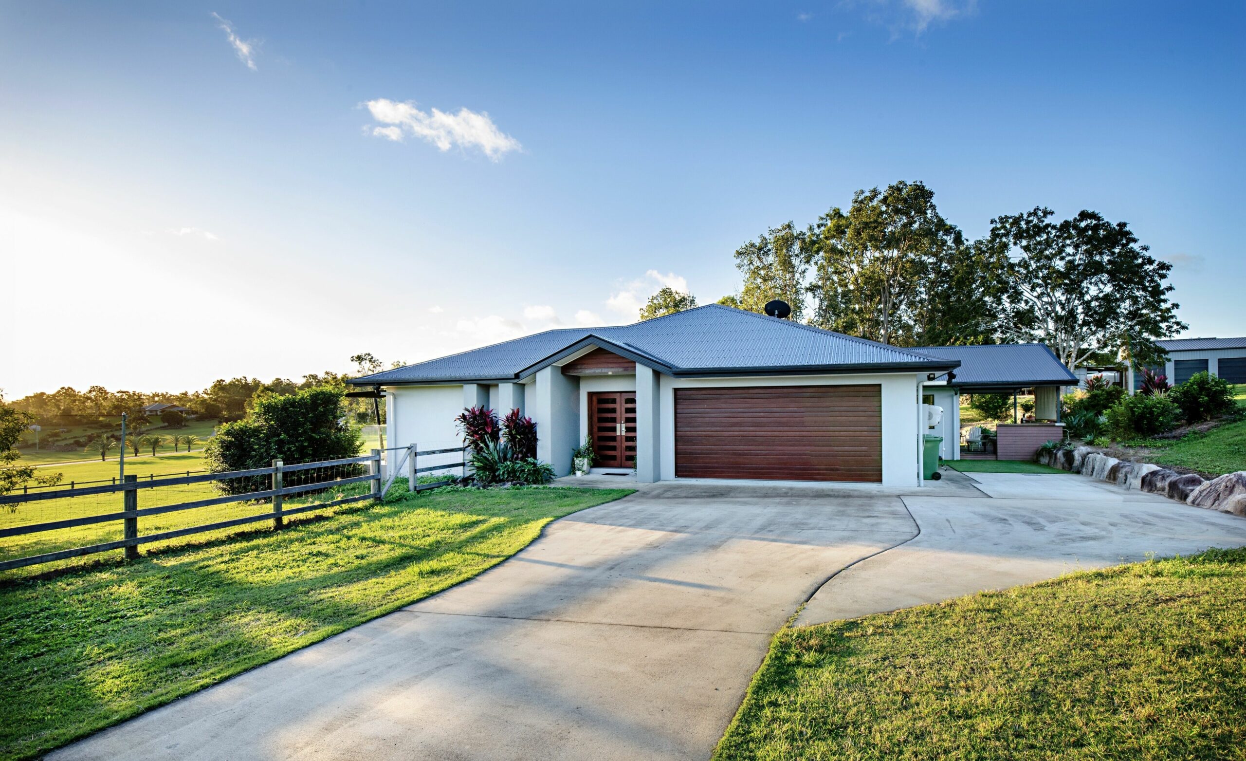 Private Five bed House With Pool, Fire Pit, Pizza Oven Close to Airlie Beach