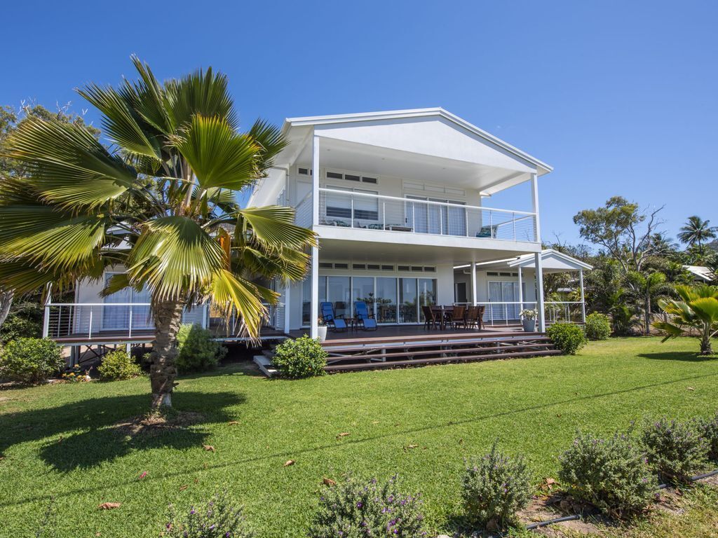 Sandy Decks - Nelly Bay, QLD