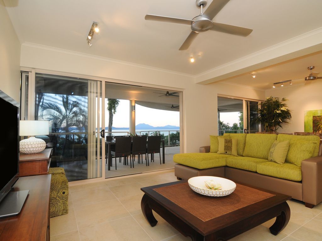 Island Point Villa 4 - Close to Town With Magnificent Ocean Views