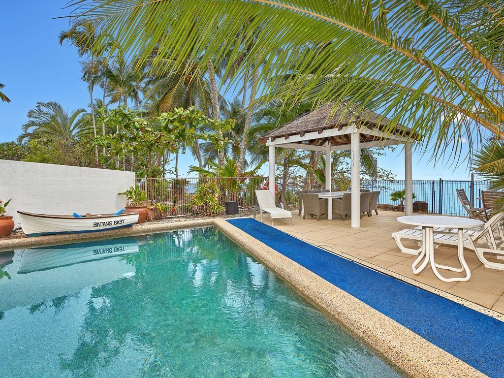 4 Bedroom Beach House With Fabulous Ocean Views at Holloways Beach, Cairns