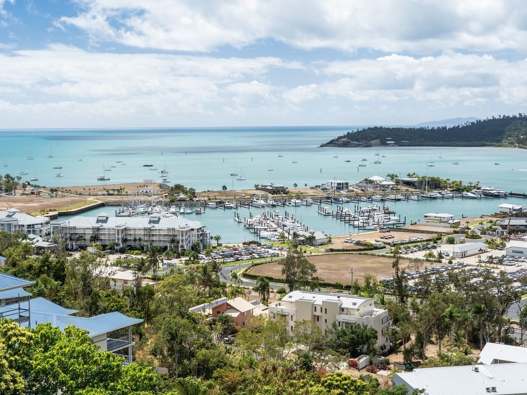 Modern Luxurious Home overlooking Port of Airlie