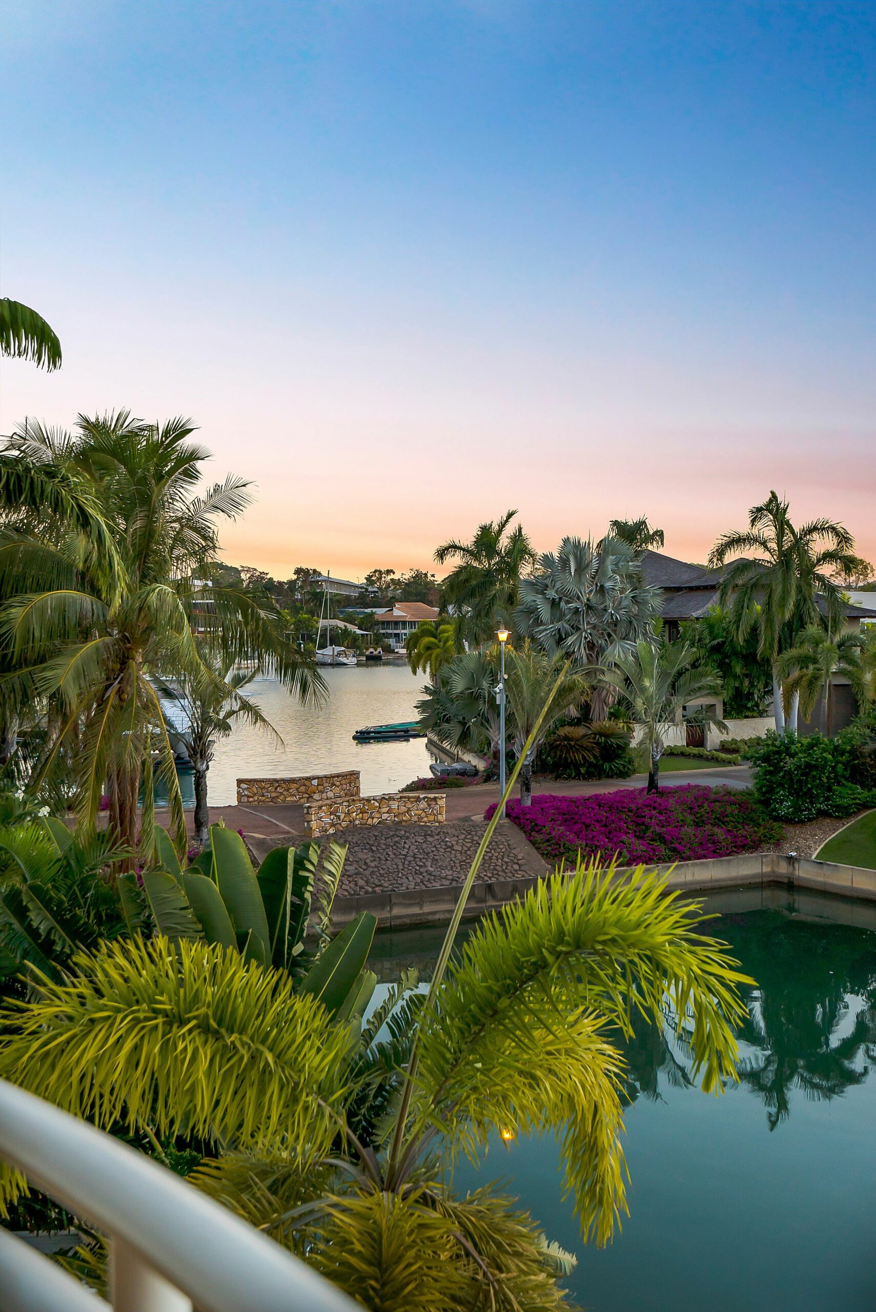 LARRAKEYAH PALMS — Darwin luxury on Cullen Bay Marina with Pool