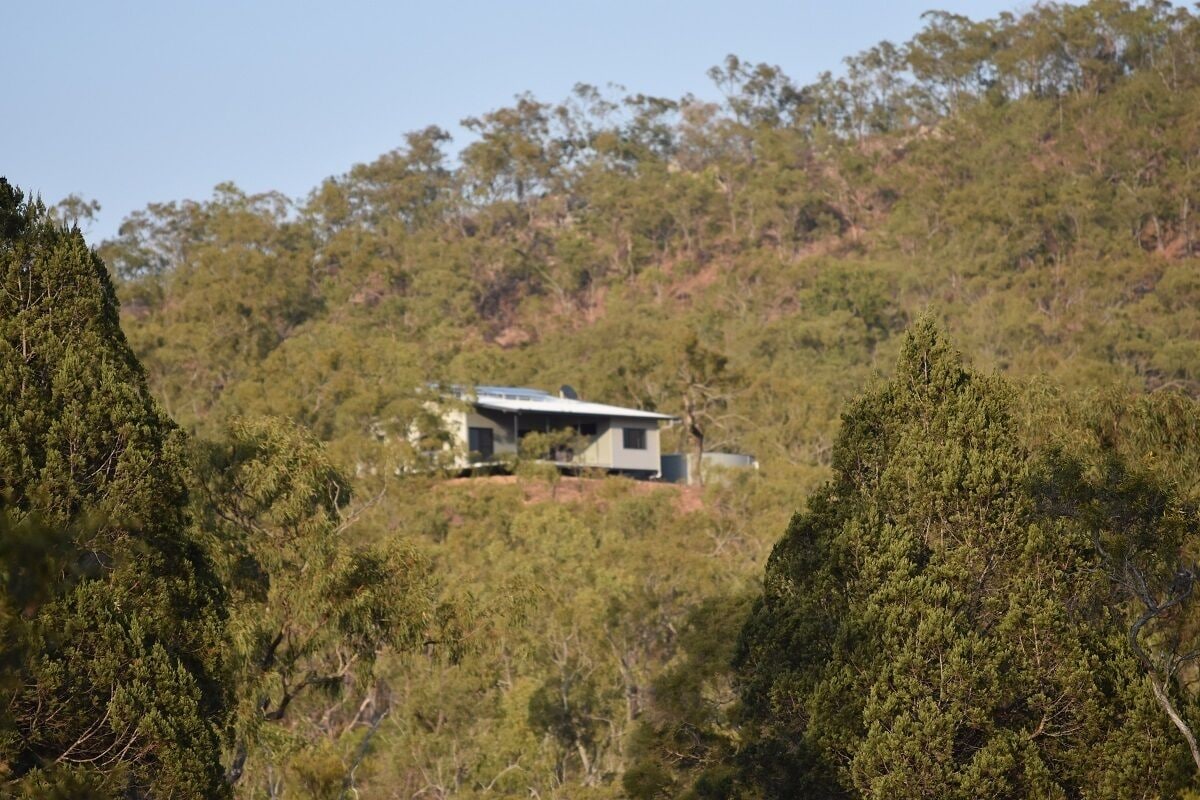 Ironbark House Dimbulah: Boutique Two Bedroom House looking over the Outback