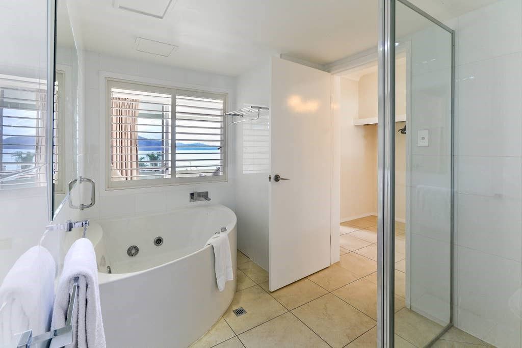 Lagoon Lodge 105 - Beachfront Apartment on Hamilton Island