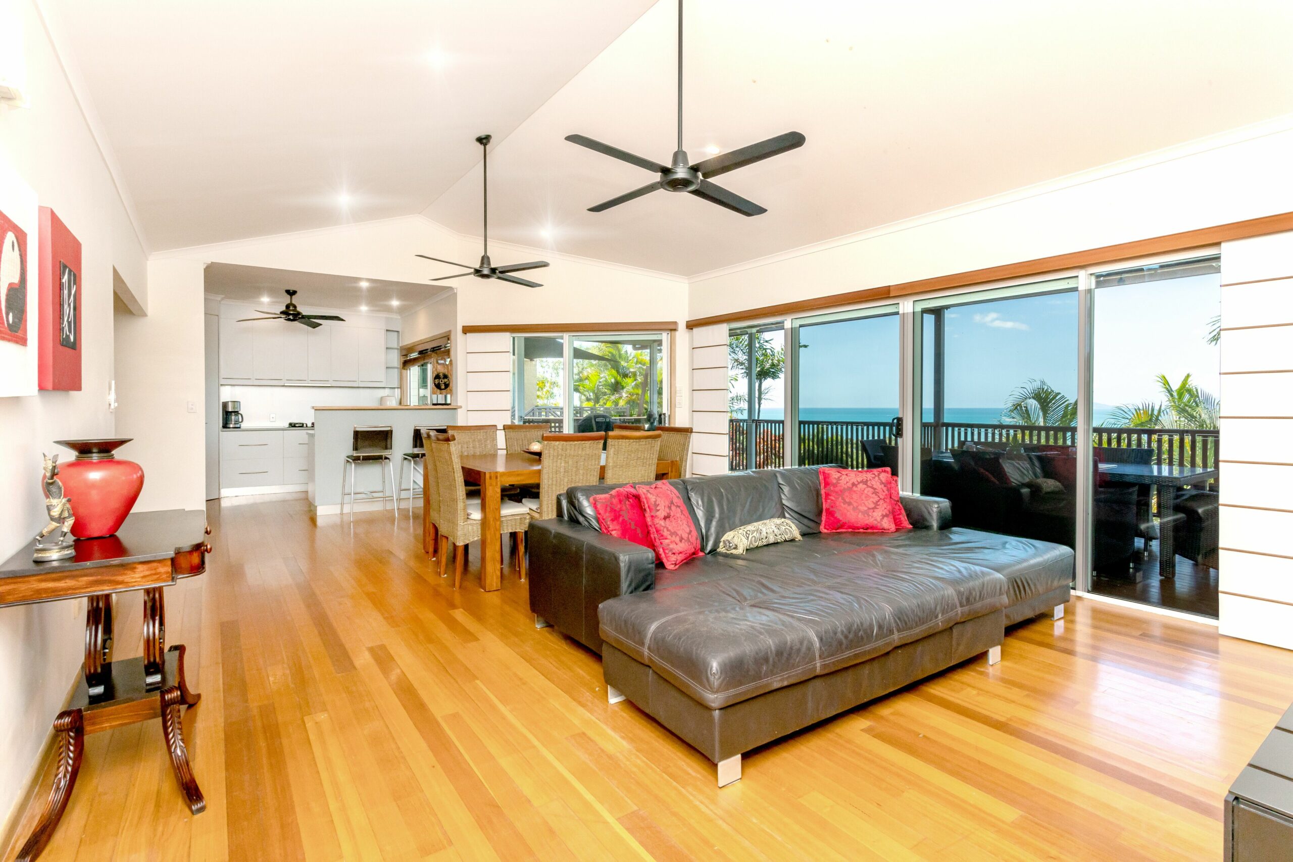 Panoramic views, central Airlie beach, short Stroll to the beaches & village