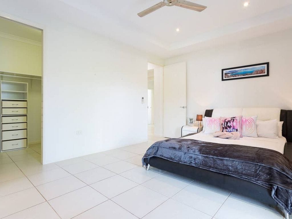 Large family house  · Cairns Beaches HOME With  Water View &BBQ Sleep 12