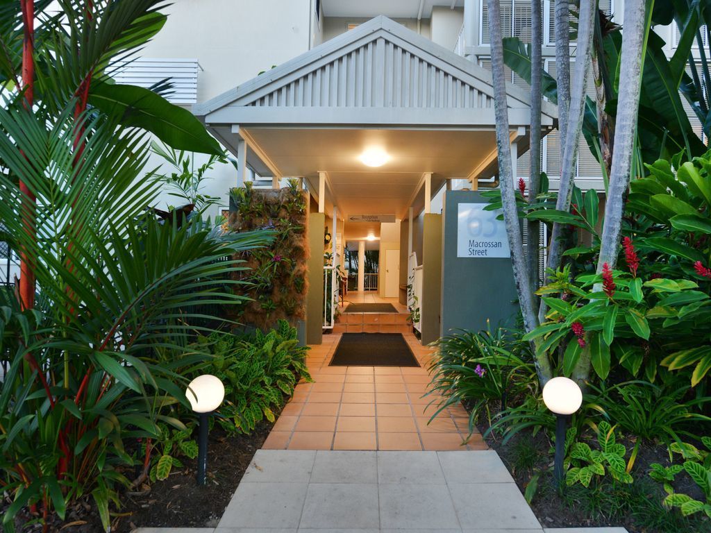 Port Douglas Apartments, Location, Location