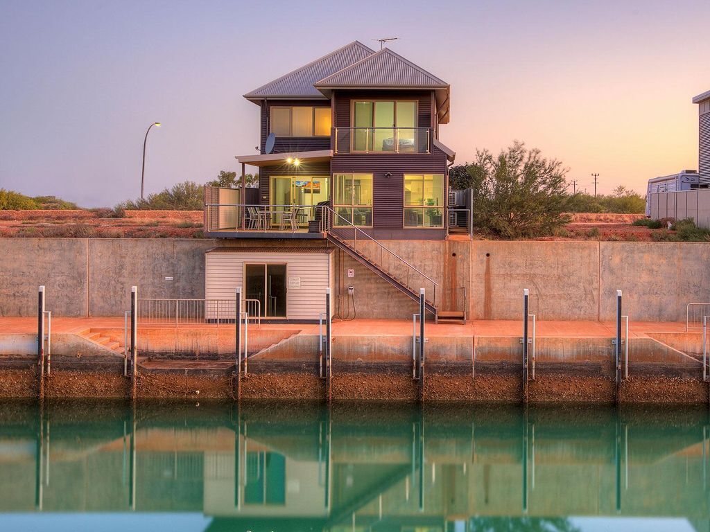 Great Two Story Villa on the Canals