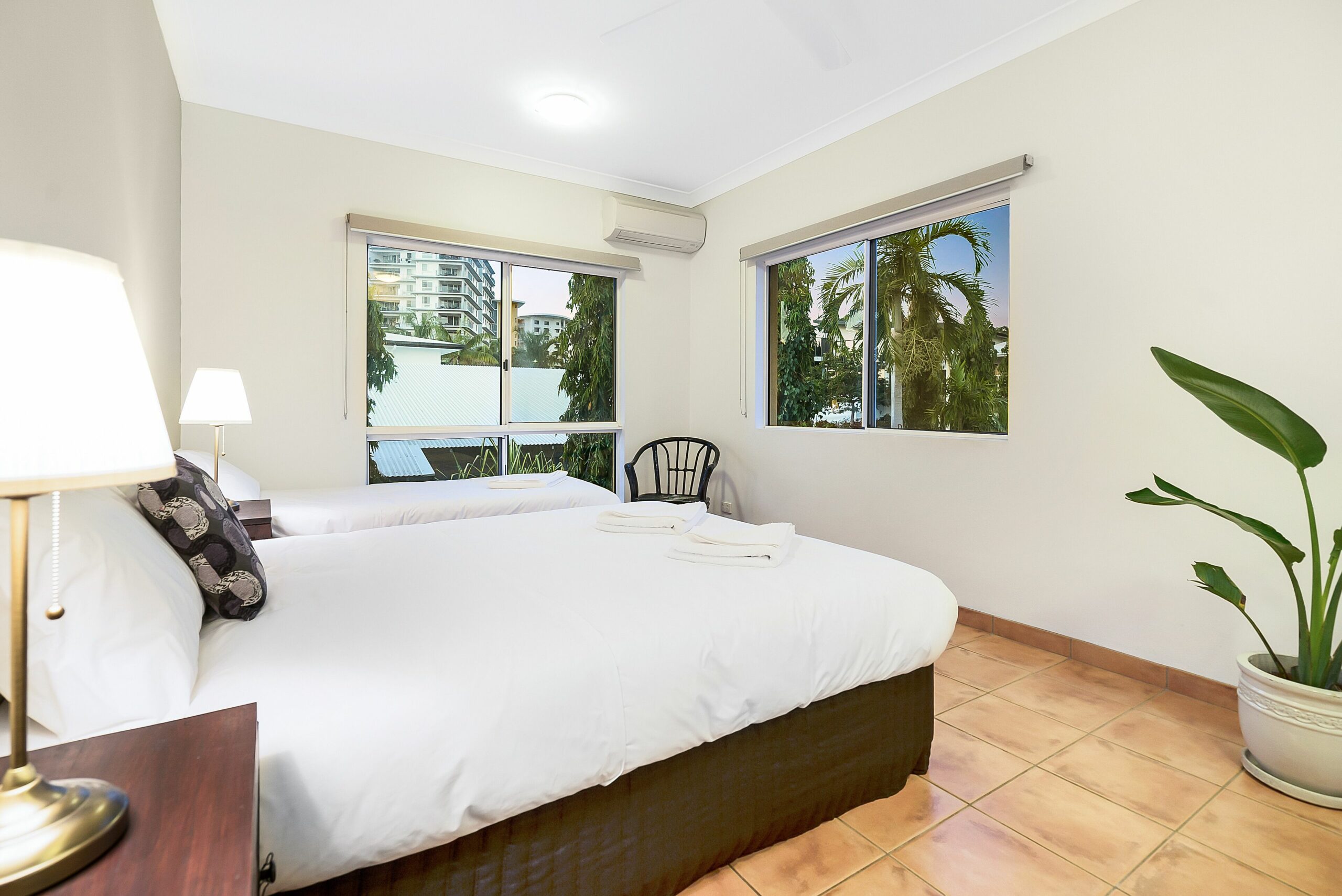 LARRAKEYAH PALMS — Darwin luxury on Cullen Bay Marina with Pool