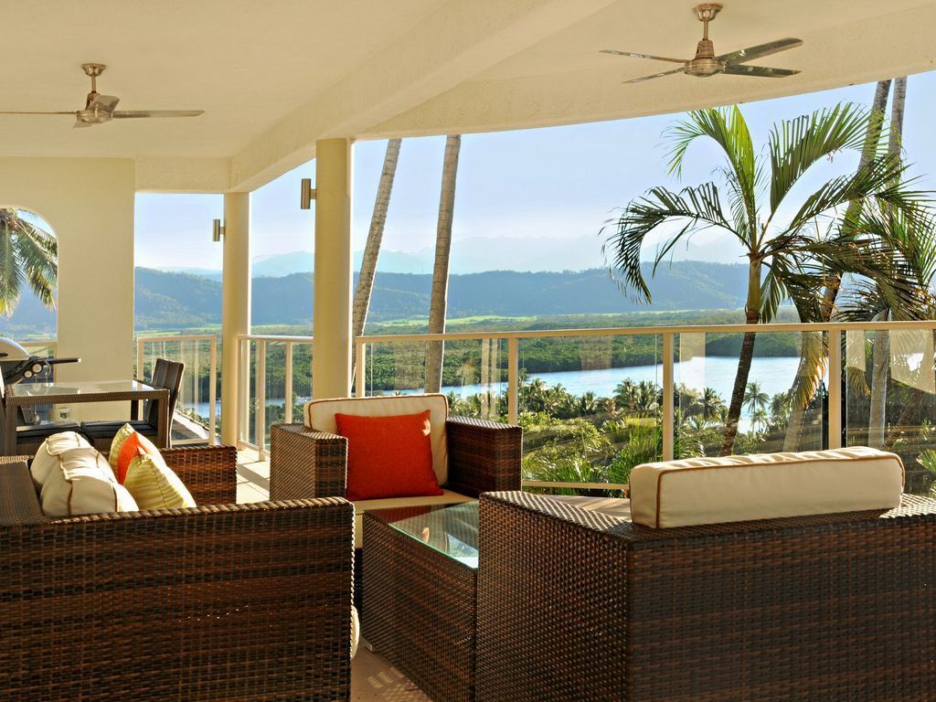 Island Point Villa 4 - Close to Town With Magnificent Ocean Views