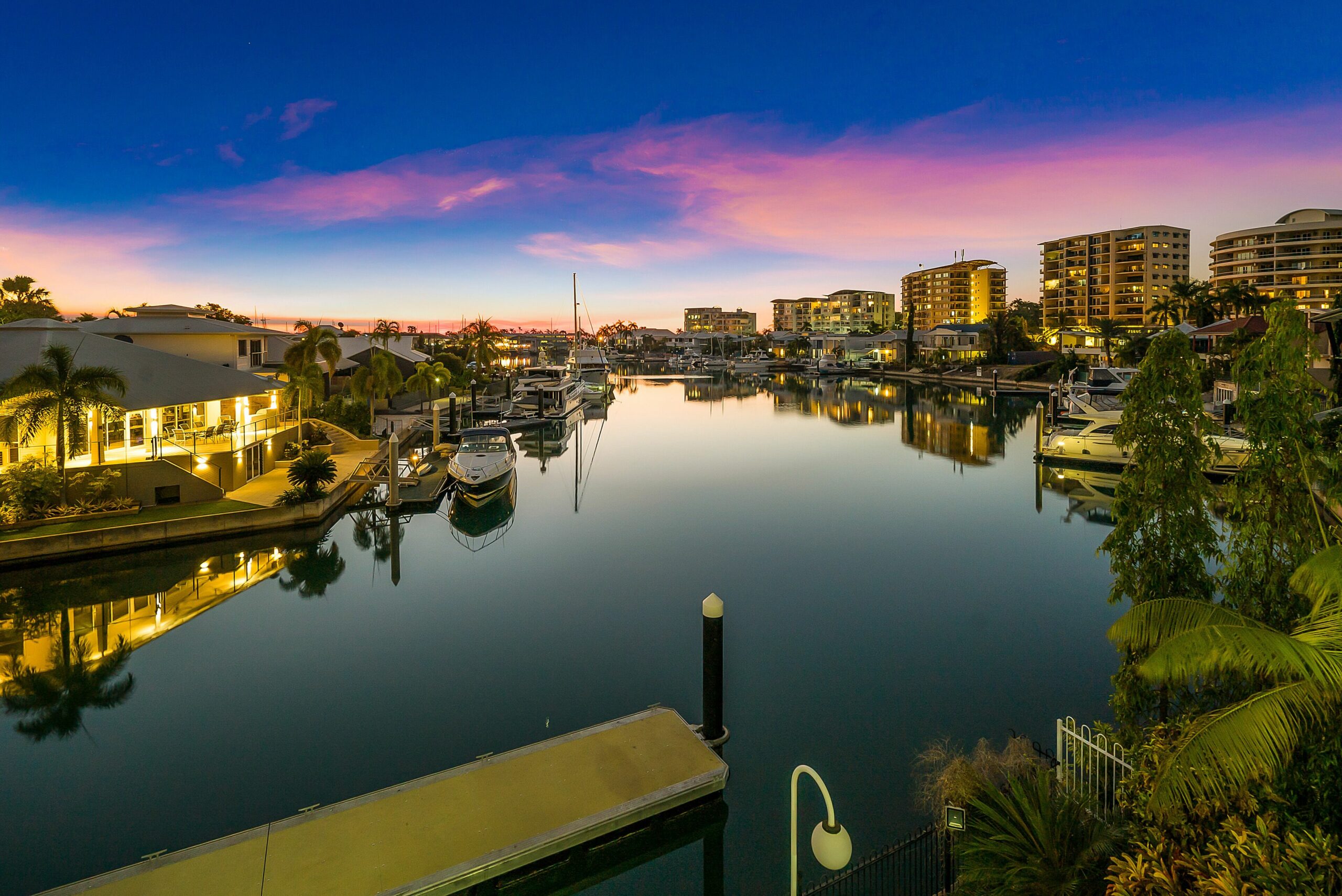 LARRAKEYAH PALMS — Darwin luxury on Cullen Bay Marina with Pool