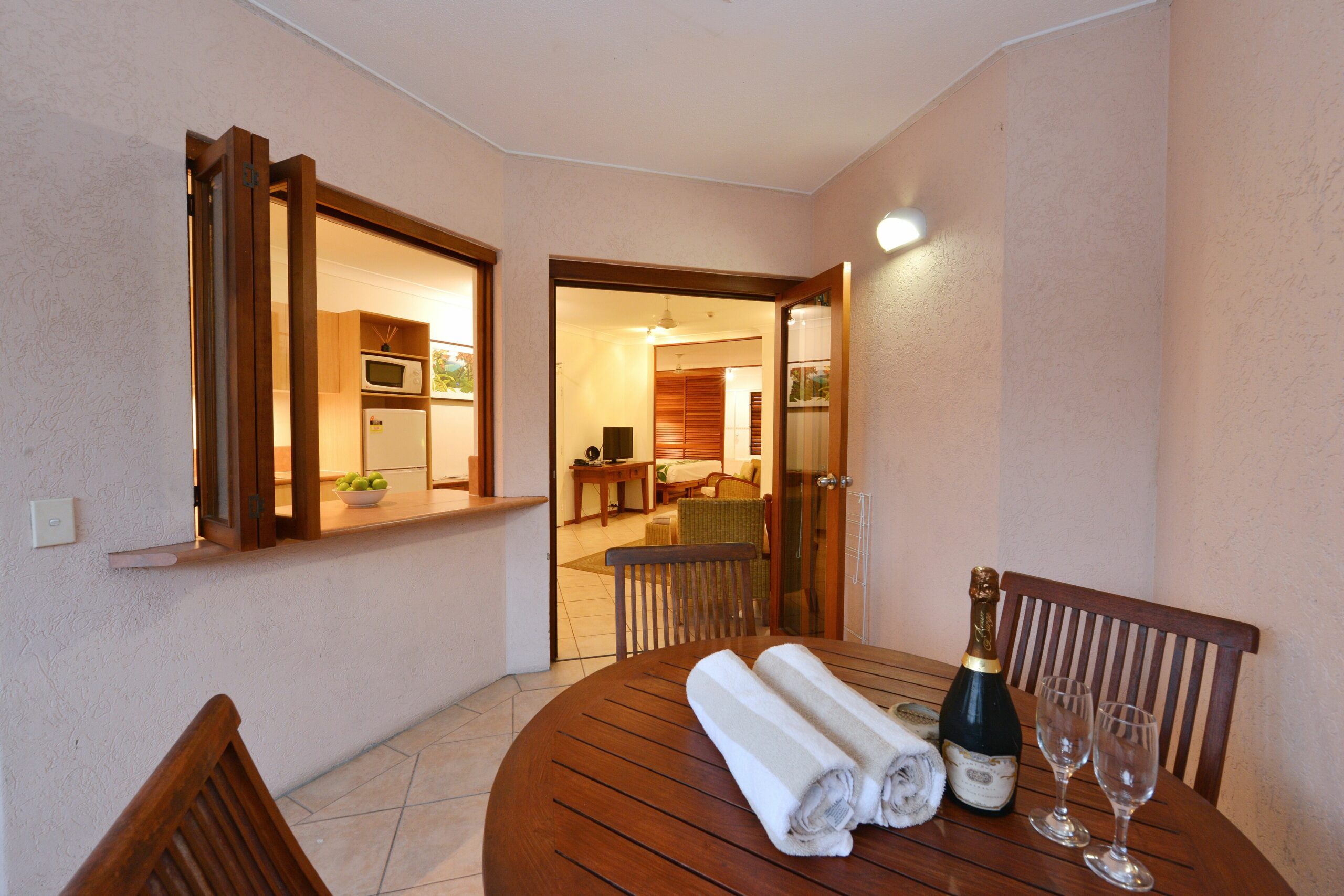 Balinese Style Apartment- Walking distance to all Port has to offer.