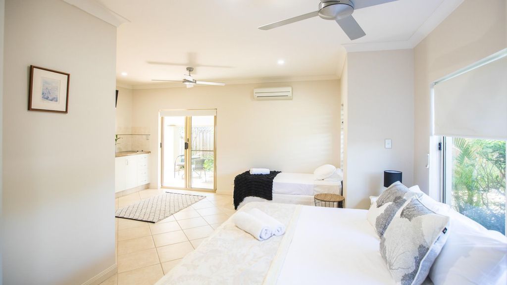 Six Beachside Port Douglas With Heated Swimming Pool & Footsteps From the Beach