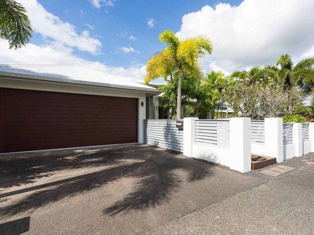 Large family house  · Cairns Beaches HOME With  Water View &BBQ Sleep 12