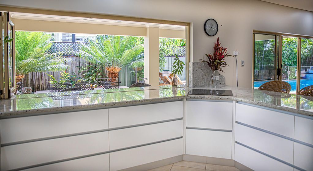 Six Beachside Port Douglas With Heated Swimming Pool & Footsteps From the Beach