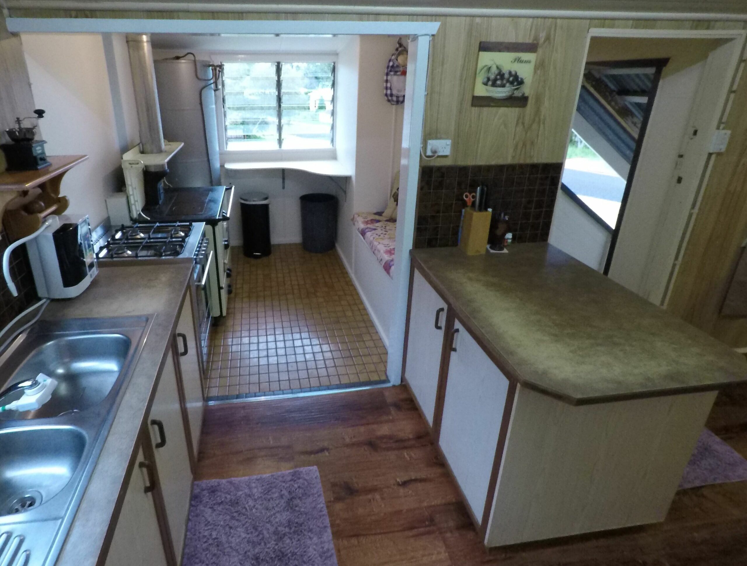 Spacious House all to yourself. Walk to shops. Caravans Welcome