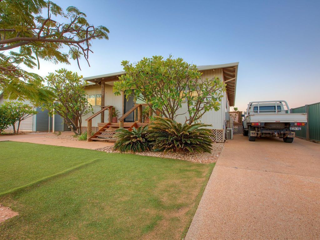 The House With Everything. Swimming Pool, Free Wifi and a Jetty!