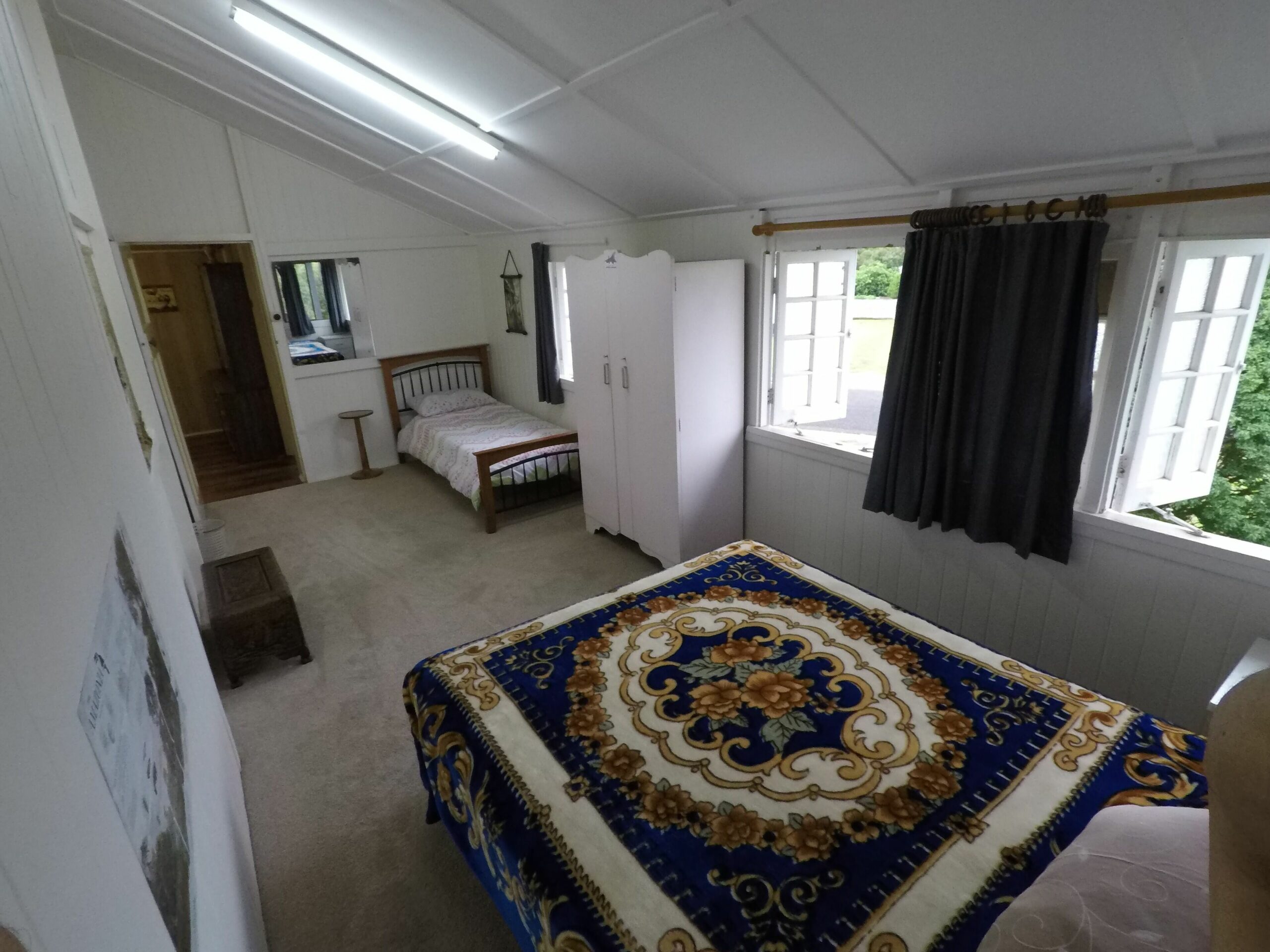 Spacious House all to yourself. Walk to shops. Caravans Welcome