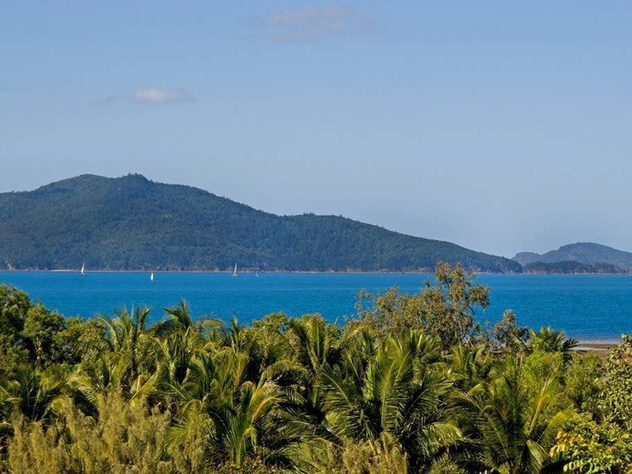 Poinciana Lodge 004 - Beautiful Apartment on Hamilton Island