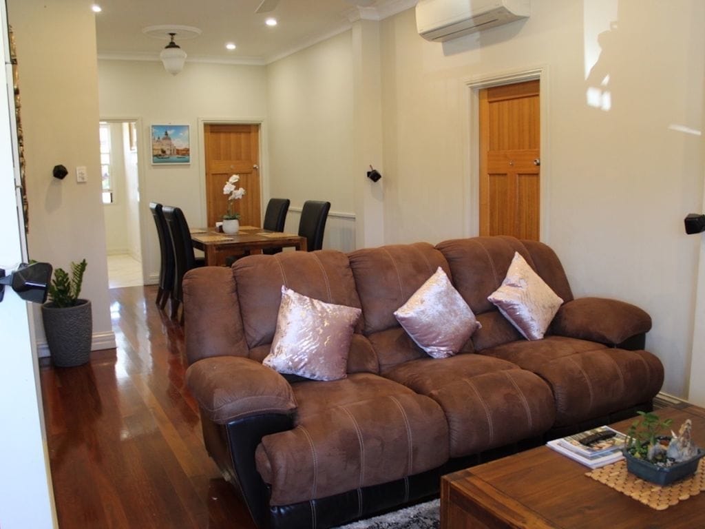 Cairns Central Walking Distance entire Upstairs House