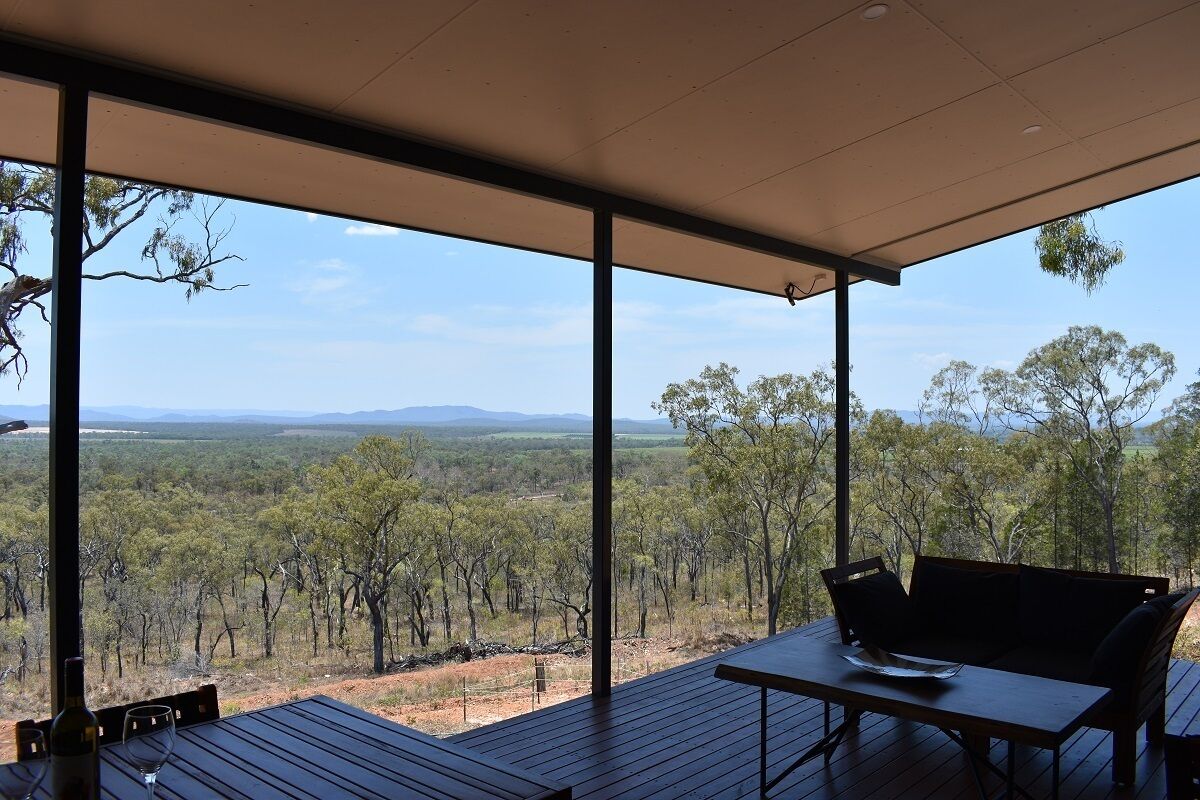 Ironbark House Dimbulah: Boutique Two Bedroom House looking over the Outback