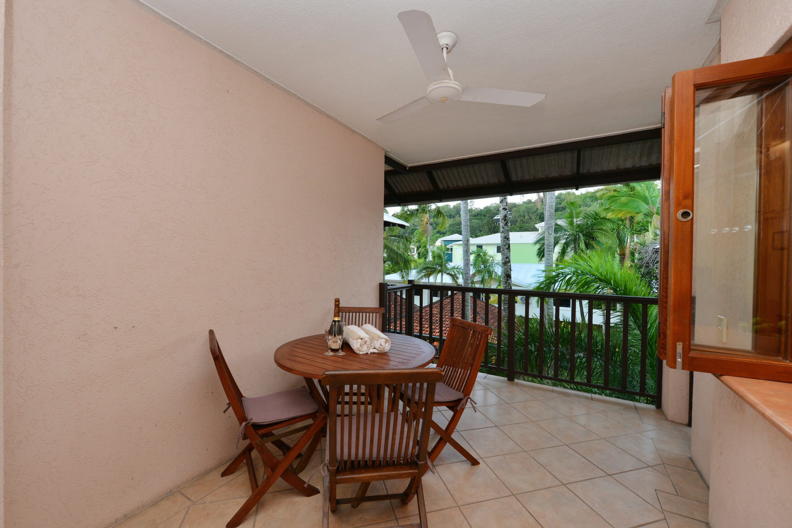 Balinese Style Apartment- Walking distance to all Port has to offer.