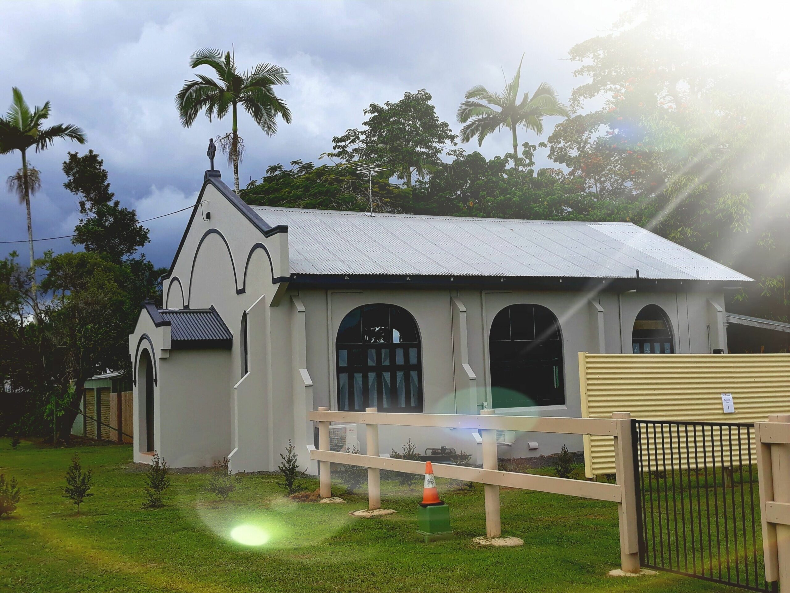 Beautifully Restored Chapel, Luxury Stay Only 2 Minute Walk to Paronella Park