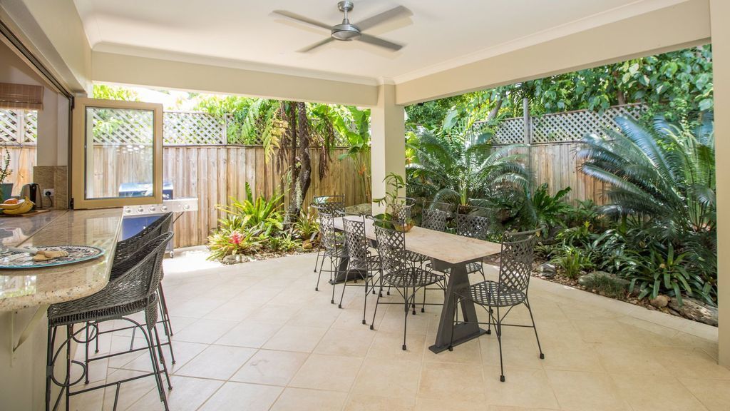 Six Beachside Port Douglas With Heated Swimming Pool & Footsteps From the Beach