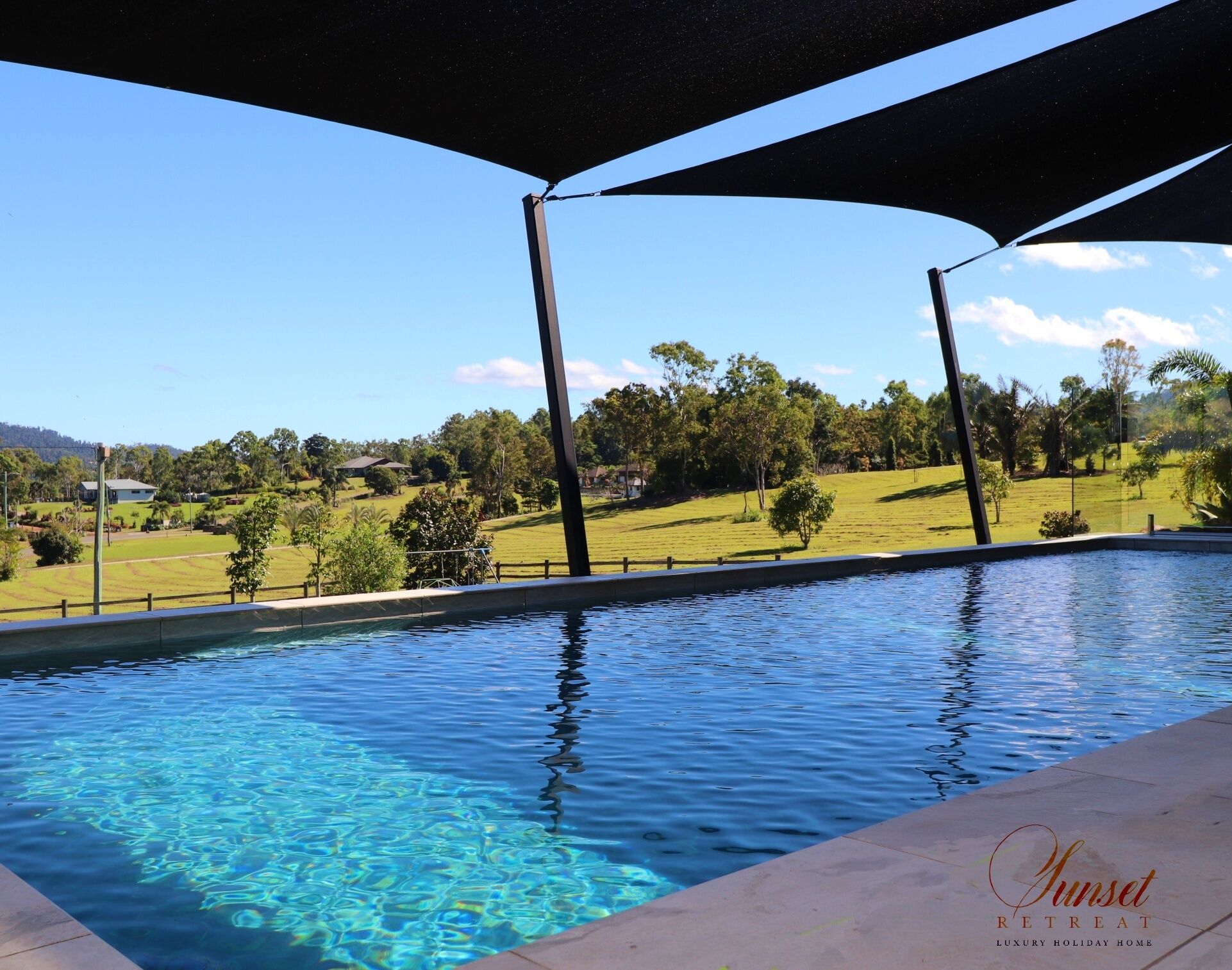 Sunset Retreat Family Getaway, Close to Airlie Beach, Five Bedrooms on Acreage