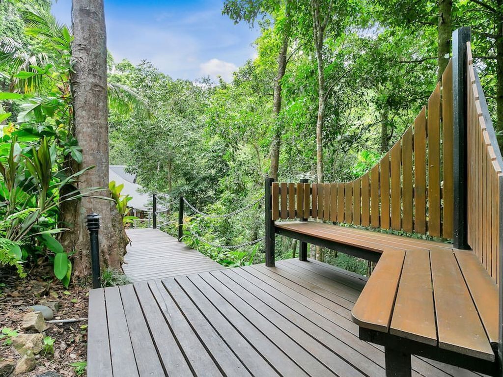 The Treehouse - 10minutes to City, Private Creek!