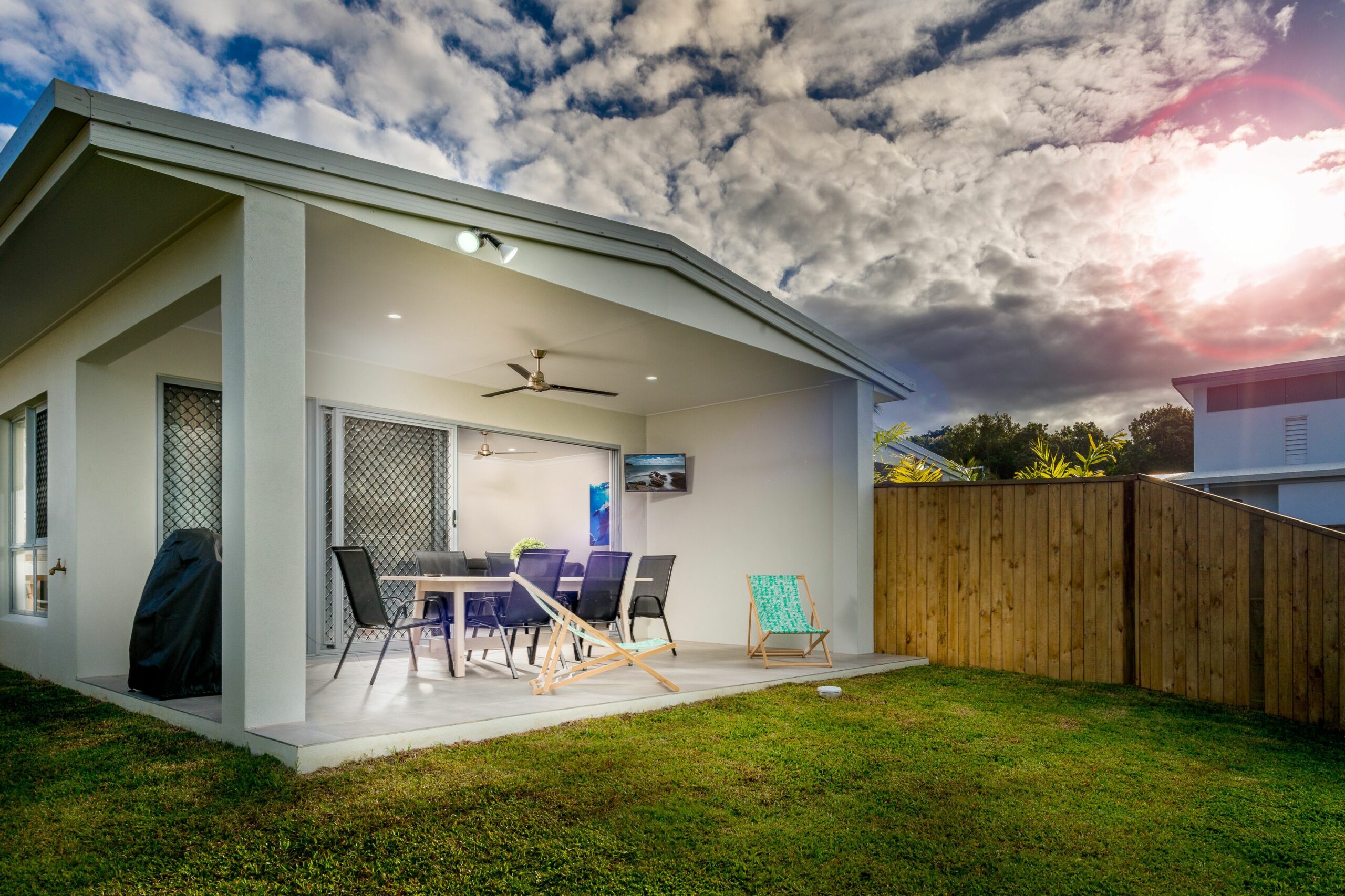 New Lakeside Villa at Blue Lagoon, Trinity Beach With Tennis Court and Lap Pool