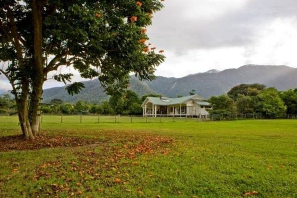 Cairns PET Friendly-the Homestead: on two Acres and River
