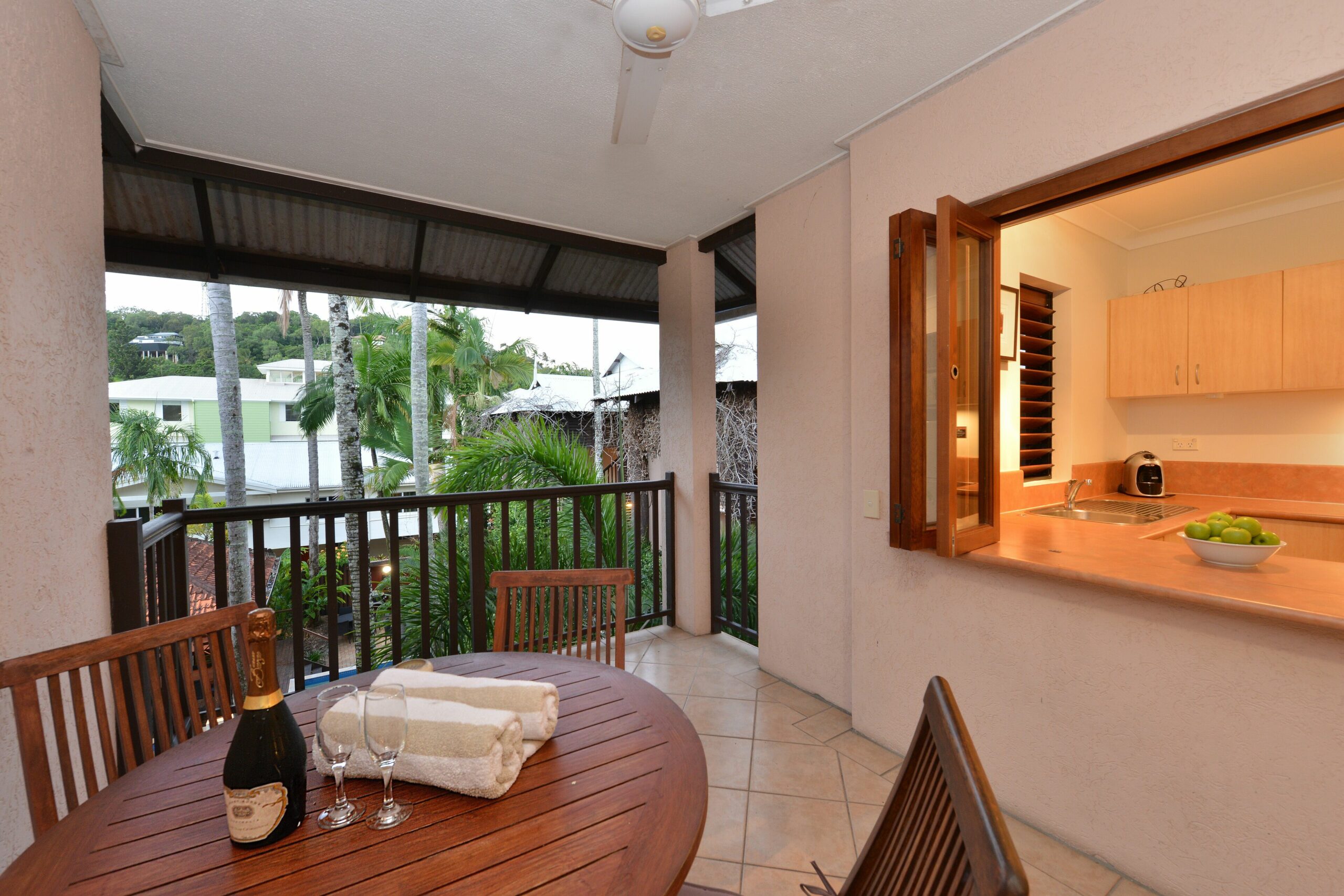 Balinese Style Apartment- Walking distance to all Port has to offer.