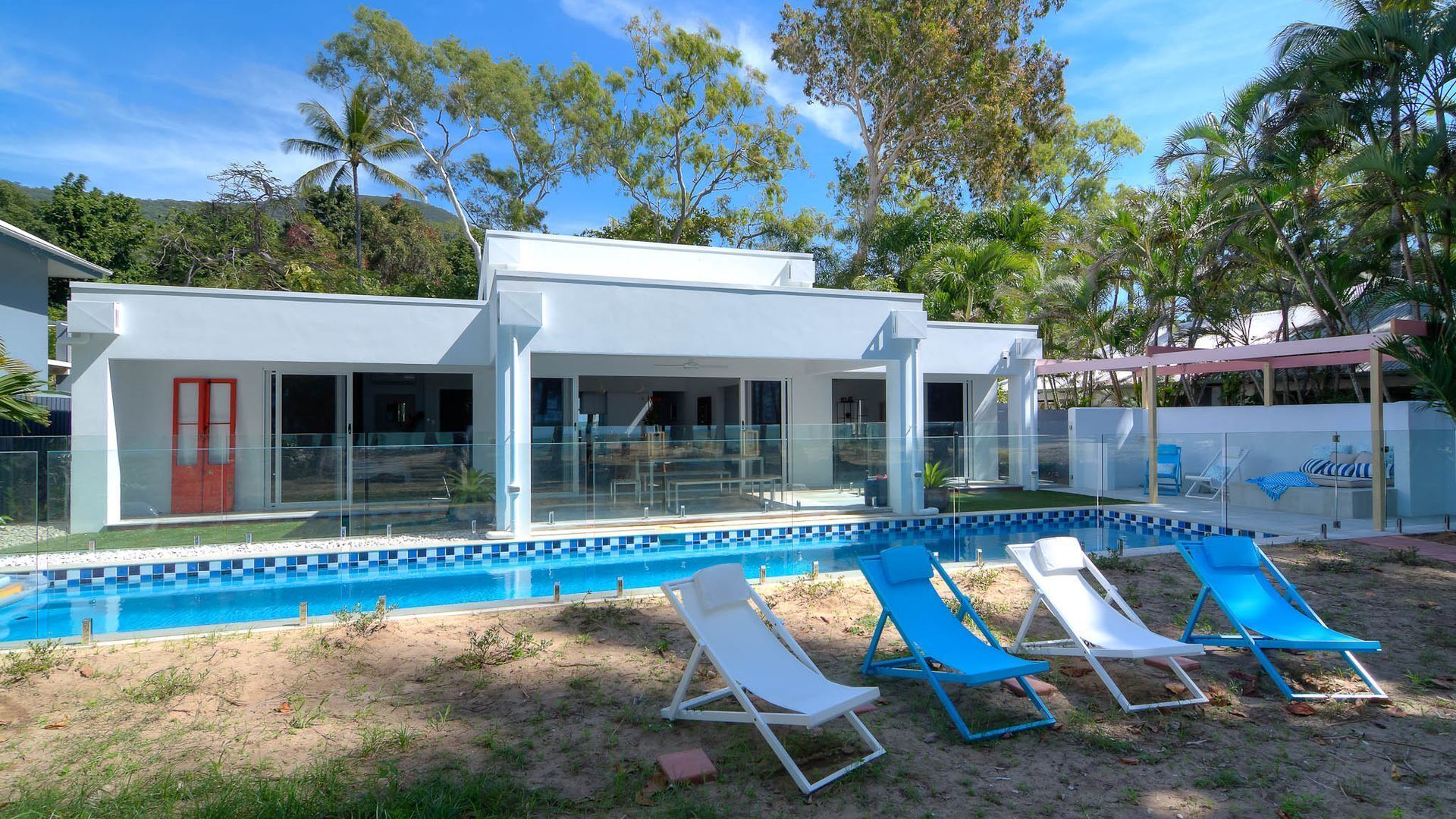 Tenterfield on Oak Beach - Modern & Luxurious