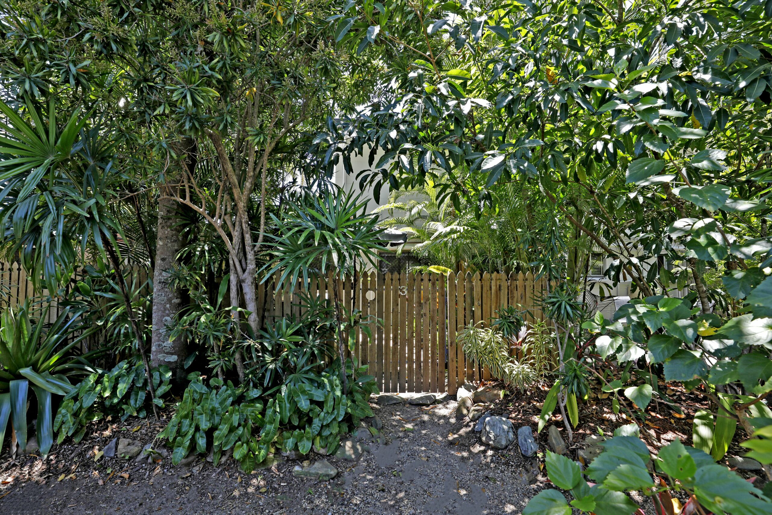 Rare! Modern Unit w/ Private Fenced garden Close to The Beach PC3