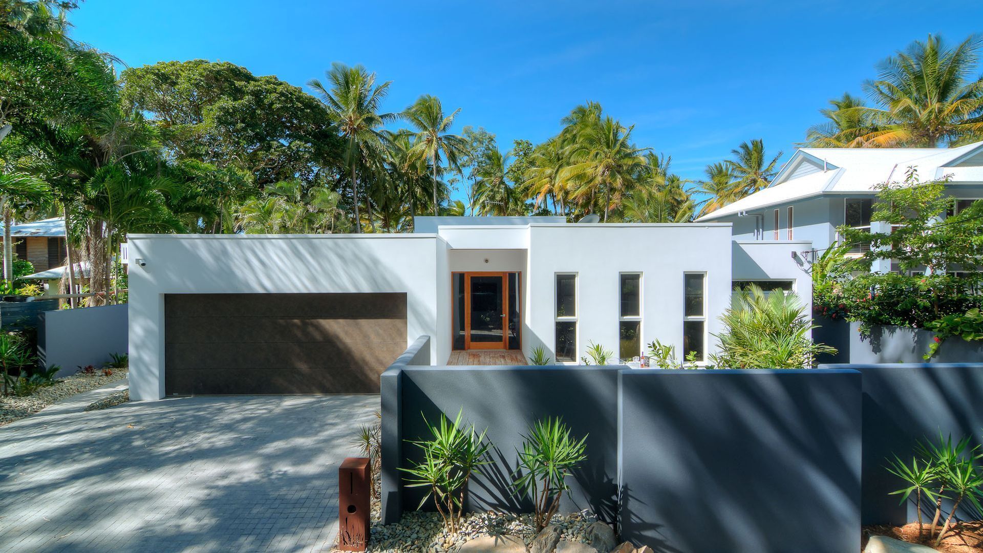 Tenterfield on Oak Beach - Modern & Luxurious