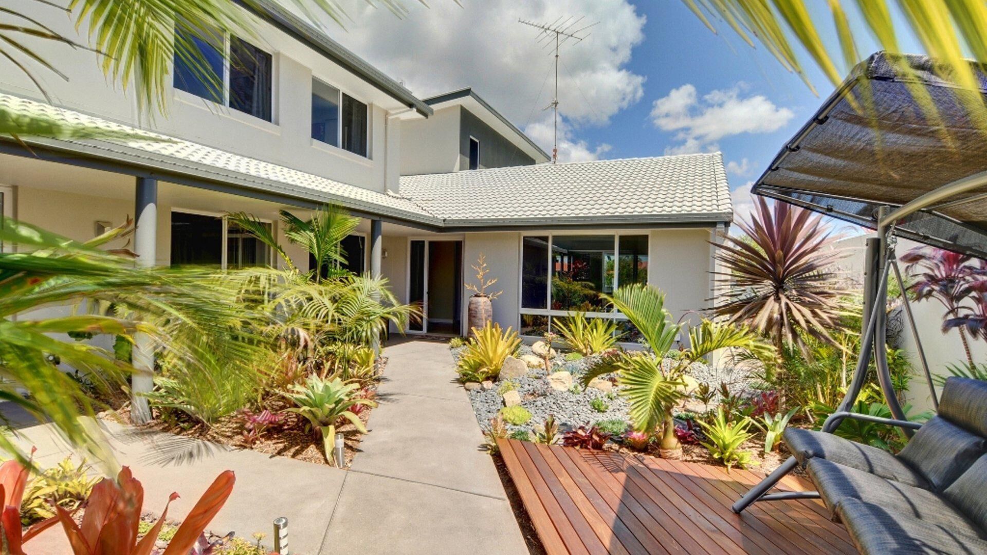 Coorumbong 36 - Six Bedrom Home W/ Pool+ Wifi+ Private Pontoon+ Pool Table and BBQ