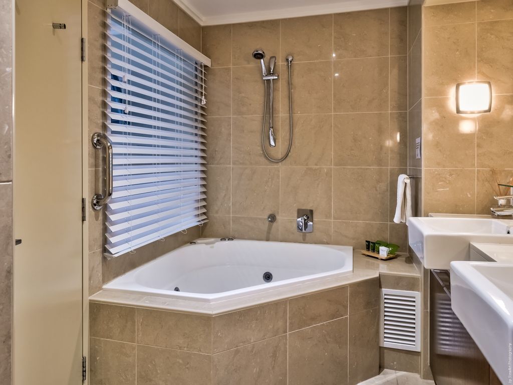 1 Bdr/apt/foxtel/wifi/pool/parking/spa/urangan