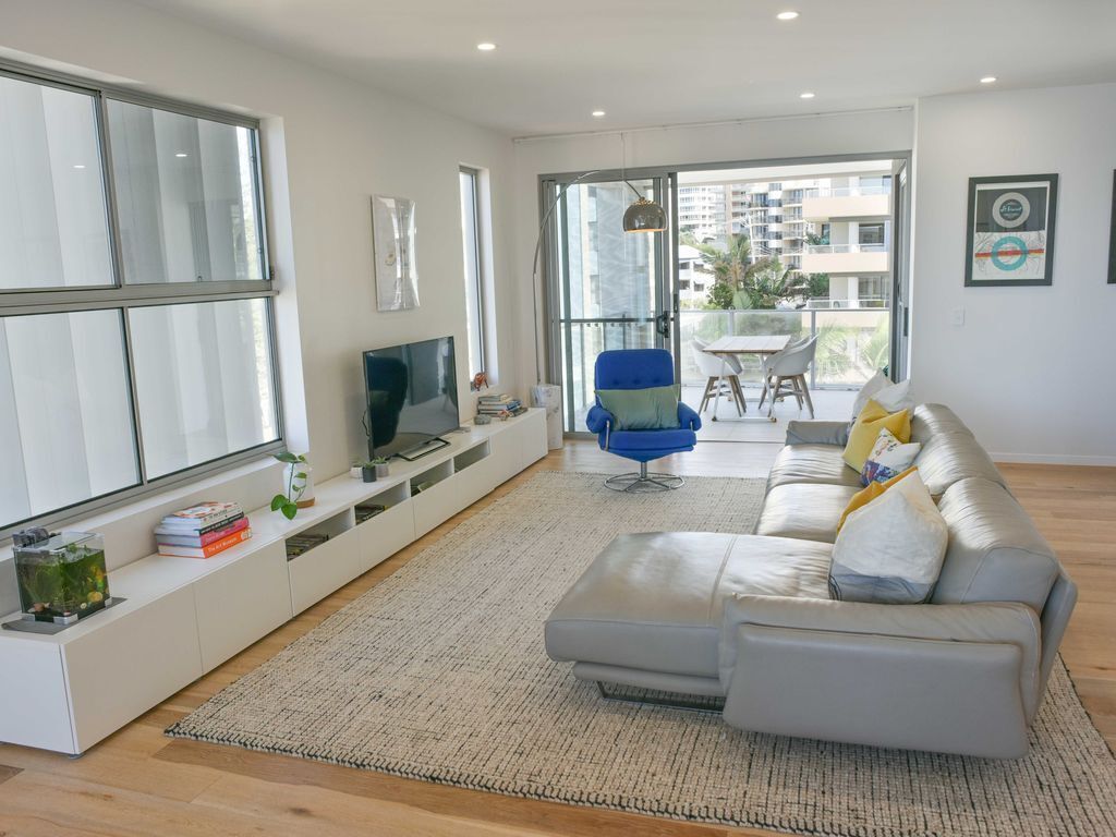 🌴 Spacious living with stunning views Over Kings Beach 🌴1 min to beach cafes and
