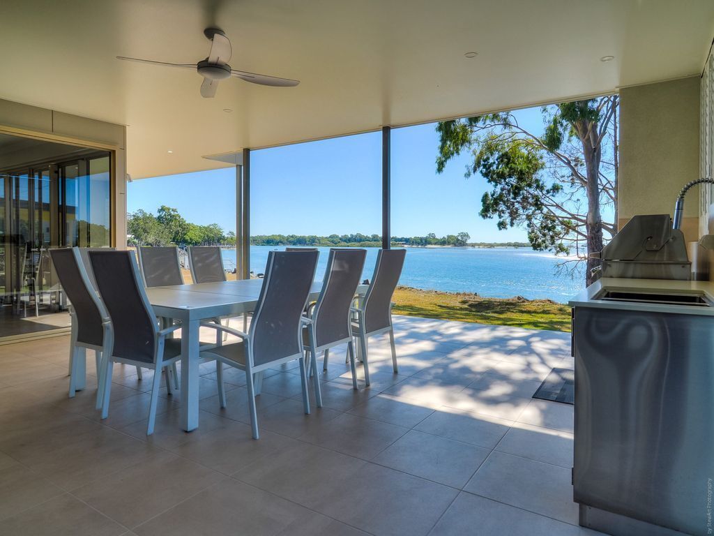 Top Of The Tide - Toogoom- Waterfront- 5br- Aircon- Lift