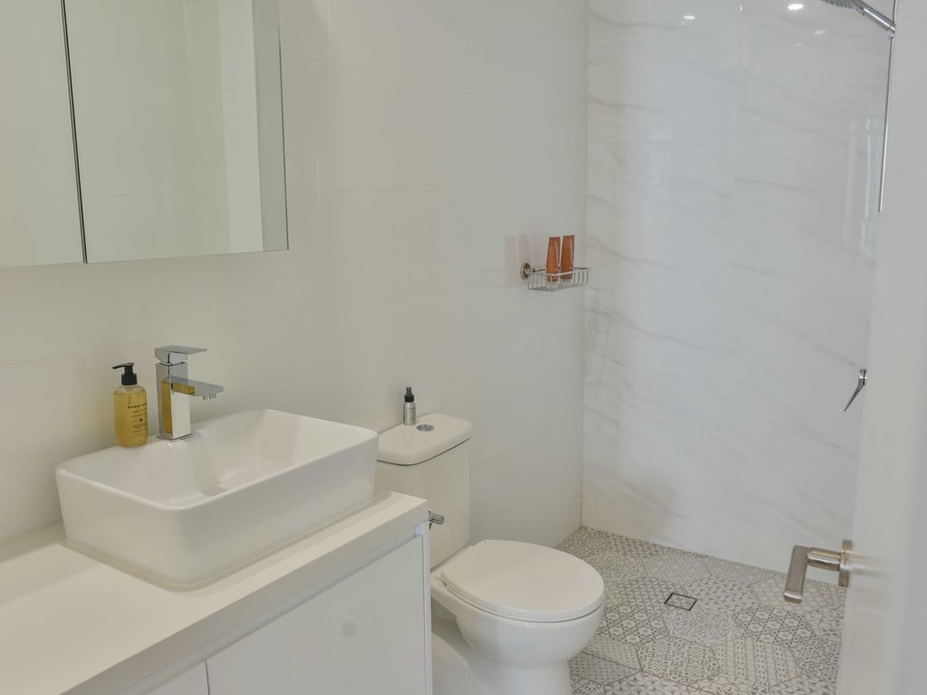 🌴 Spacious living with stunning views Over Kings Beach 🌴1 min to beach cafes and