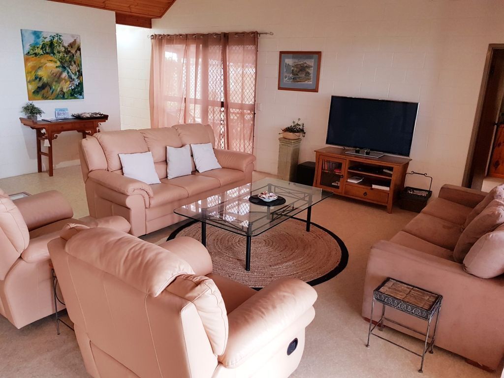 Tropic Tide - Toogoom- Beachfront- 3br- Pets Welcome