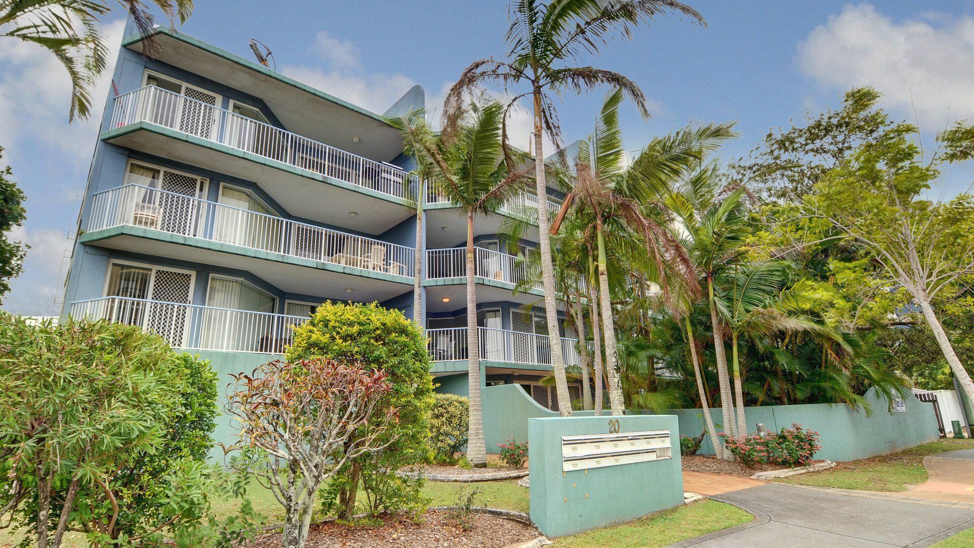 Mainsail 3 - 2 Bedroom unit 100 meters from the Beach!